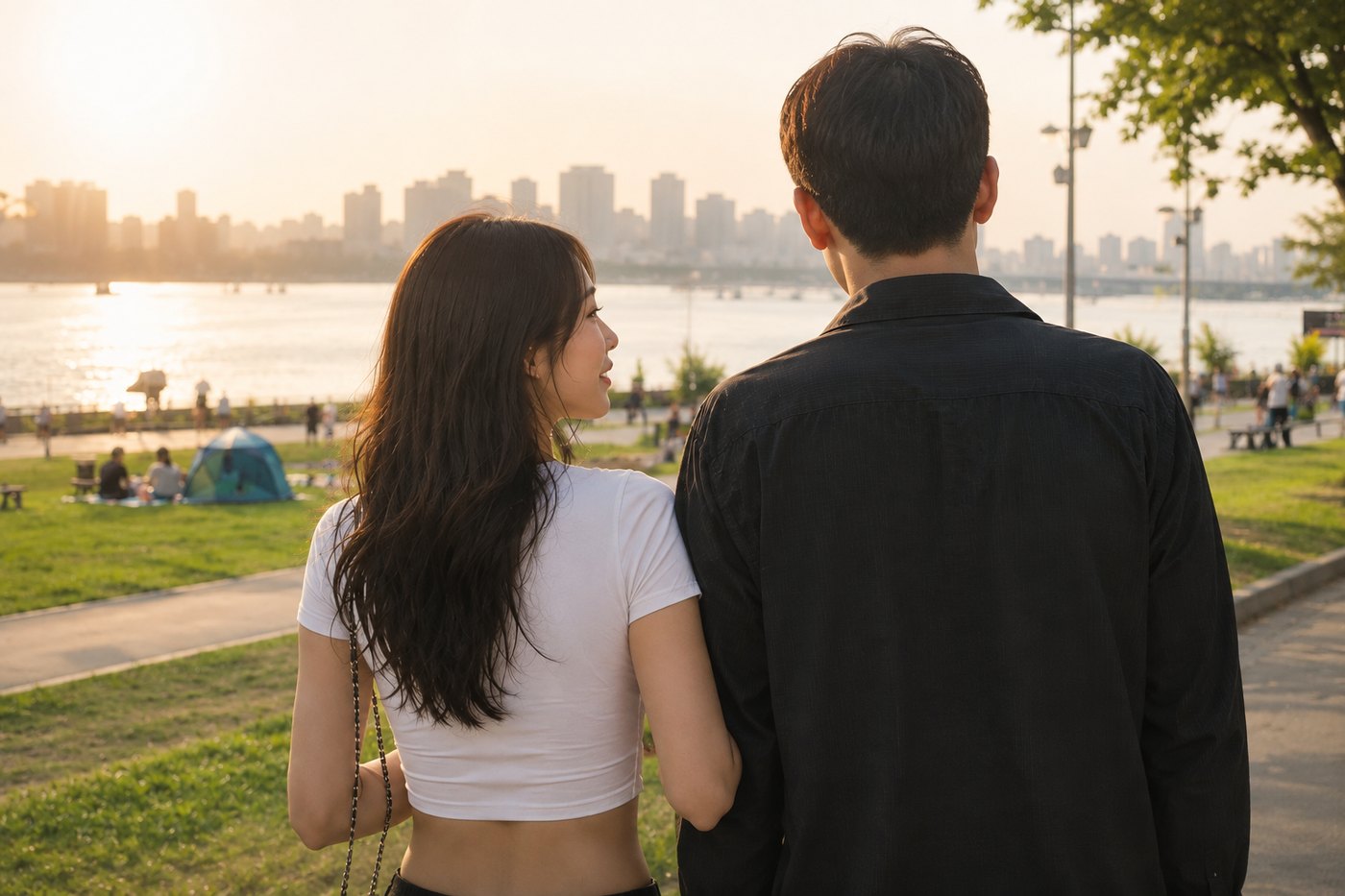 한강 노을, 나란히 걷는 커플